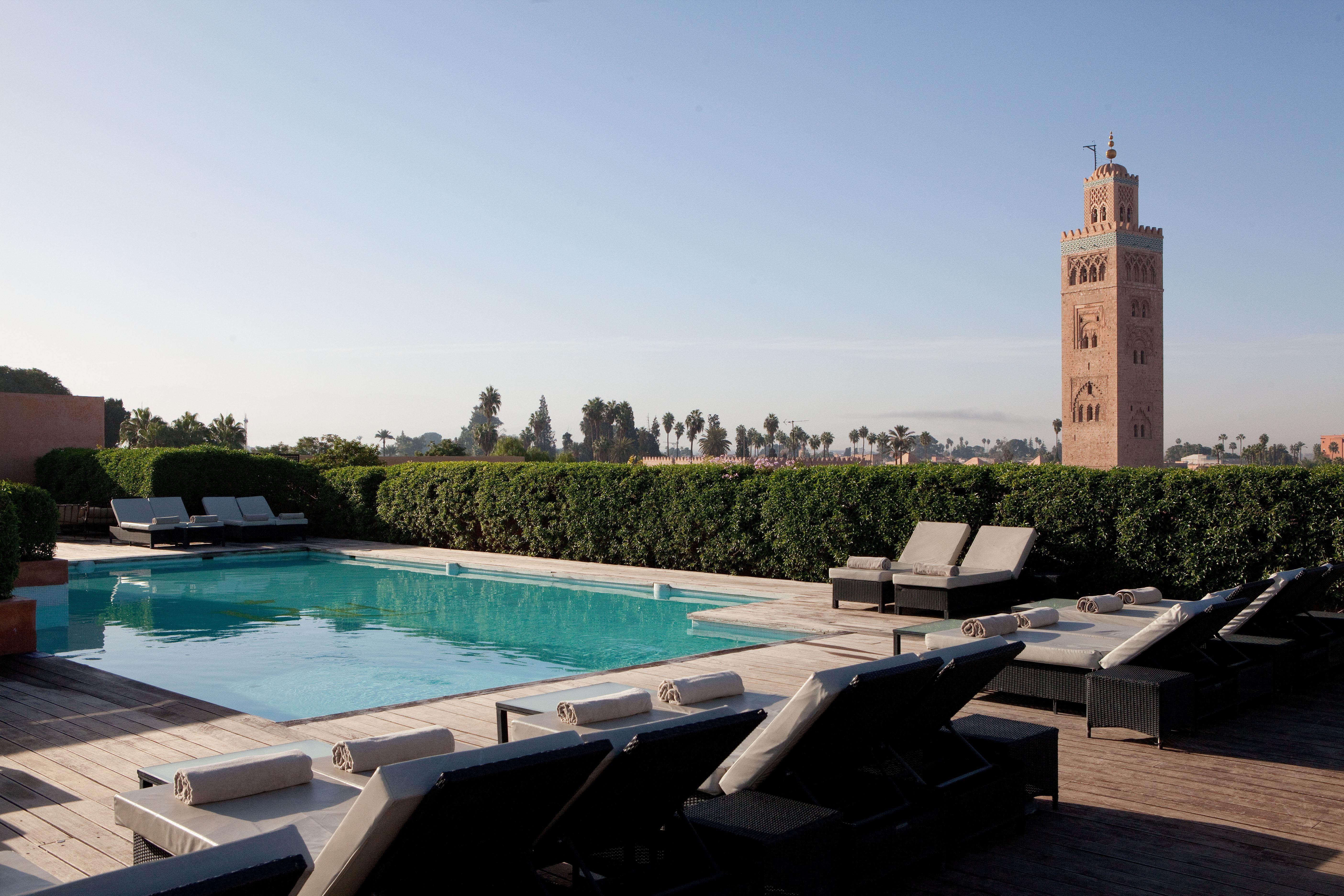레 자르댕 드 라 쿠투비아 마라케시 외부 사진 The swimming pool at the hotel