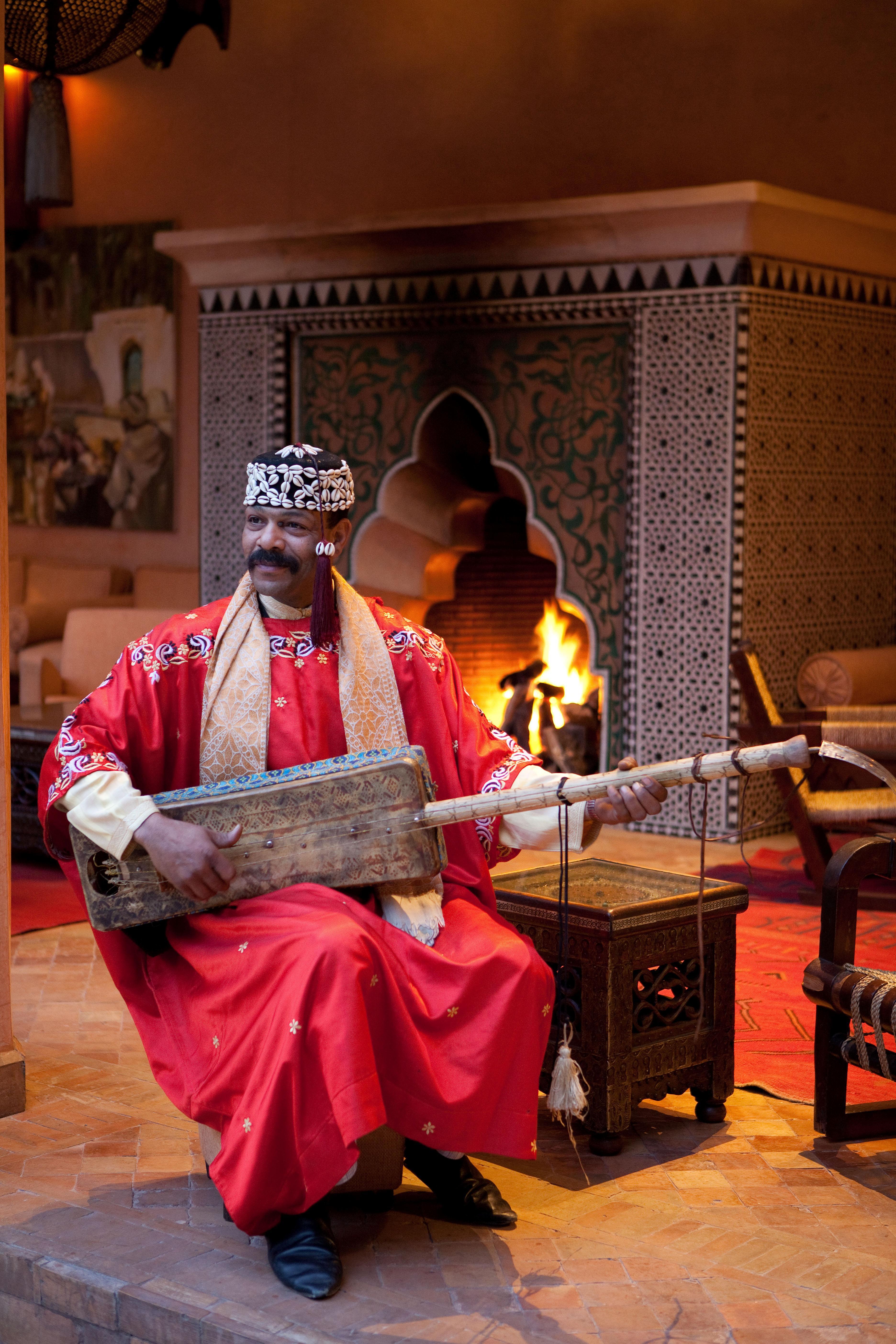 레 자르댕 드 라 쿠투비아 마라케시 외부 사진 Gnaou musician playing the guembri