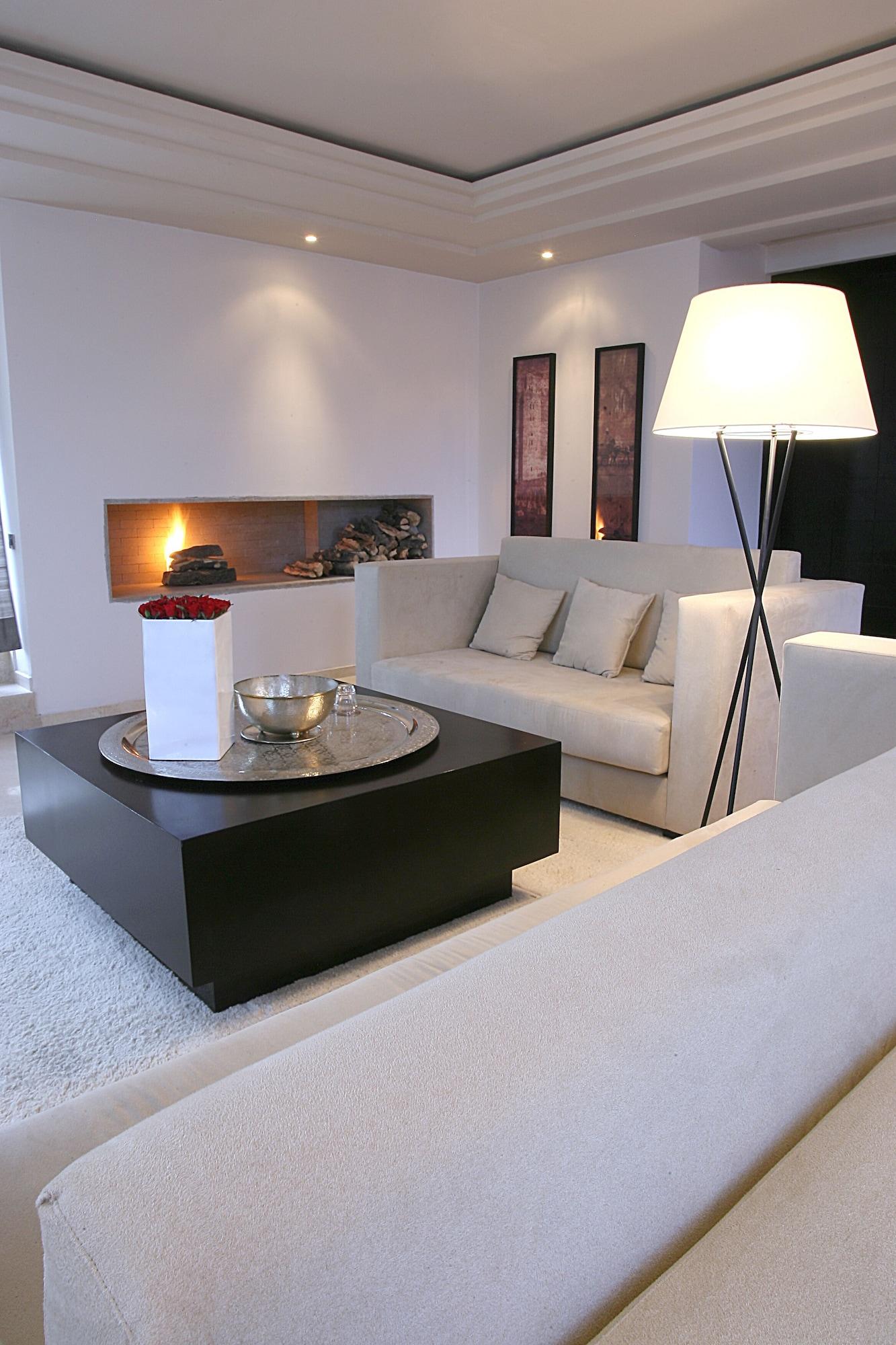 레 자르댕 드 라 쿠투비아 마라케시 외부 사진 A living room with a fireplace