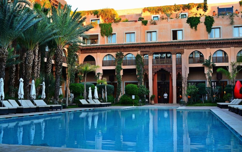 레 자르댕 드 라 쿠투비아 마라케시 외부 사진 The swimming pool at the hotel