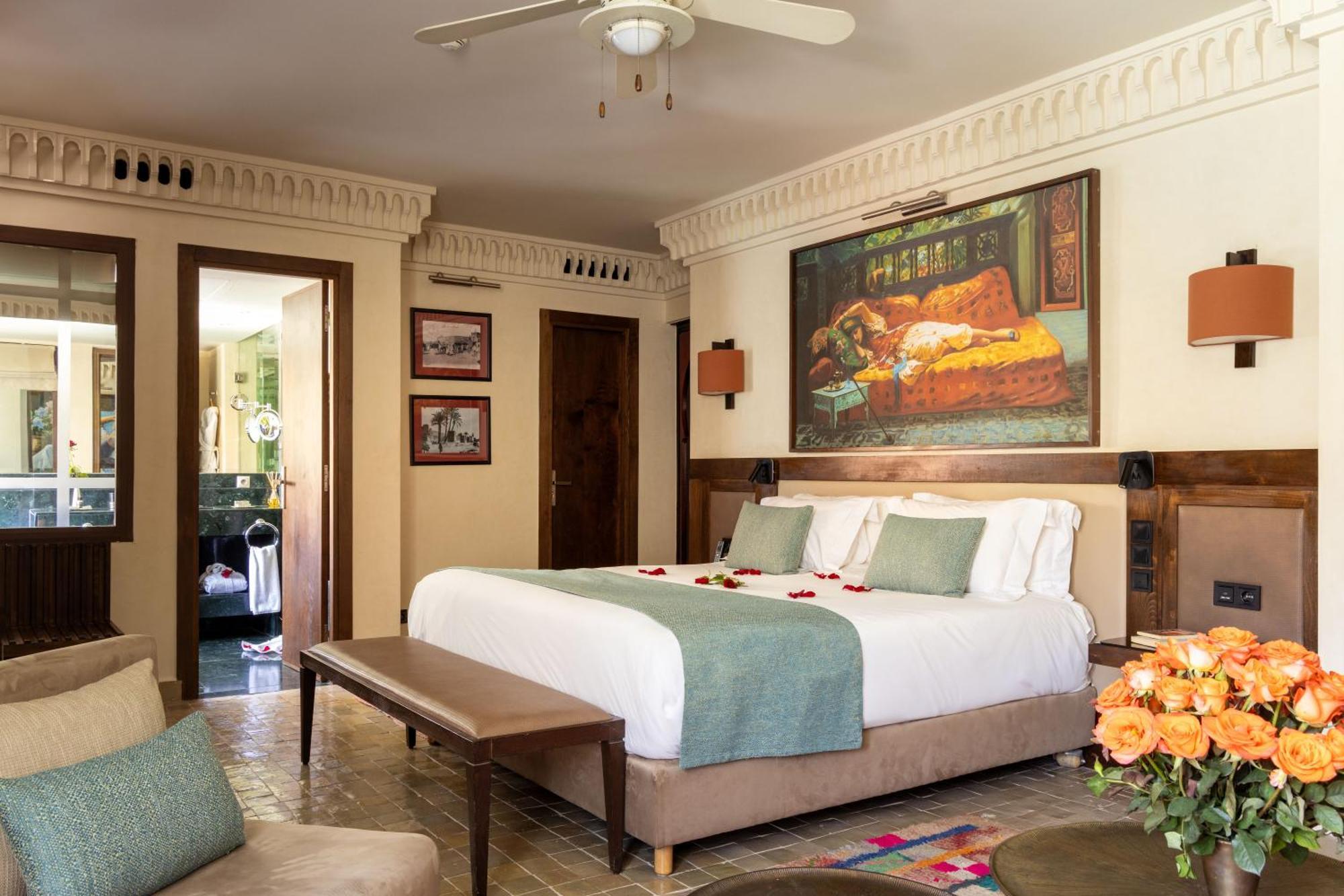레 자르댕 드 라 쿠투비아 마라케시 외부 사진 A bedroom at the Four Seasons Hotel, Cairo