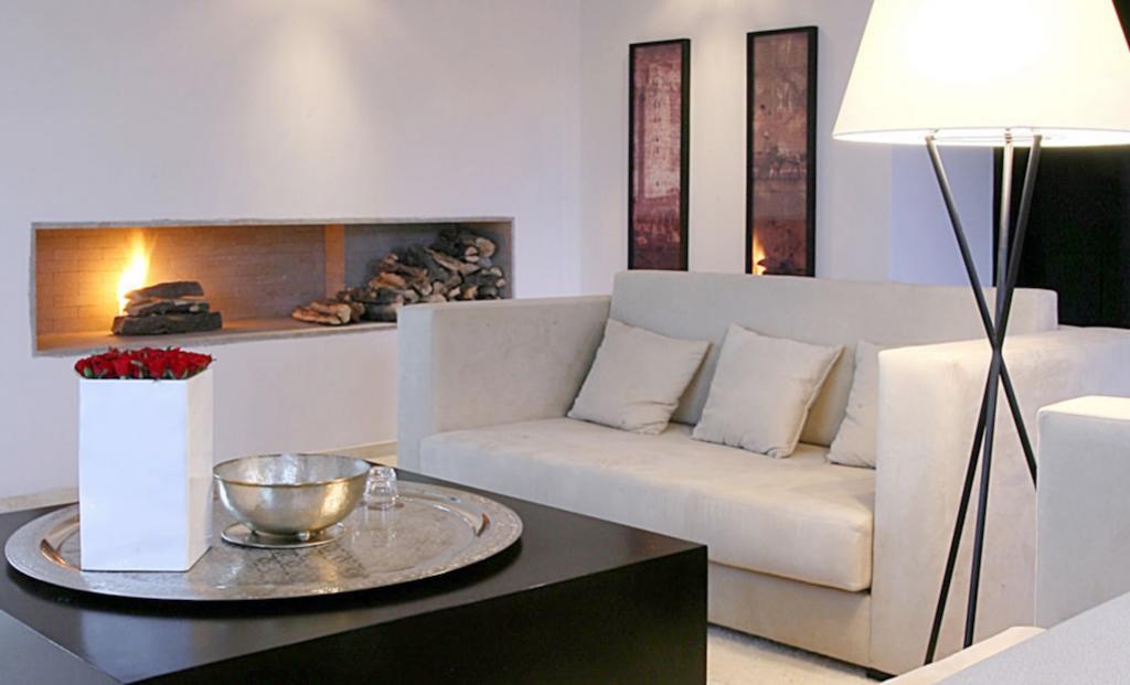 레 자르댕 드 라 쿠투비아 마라케시 외부 사진 A living room with a fireplace